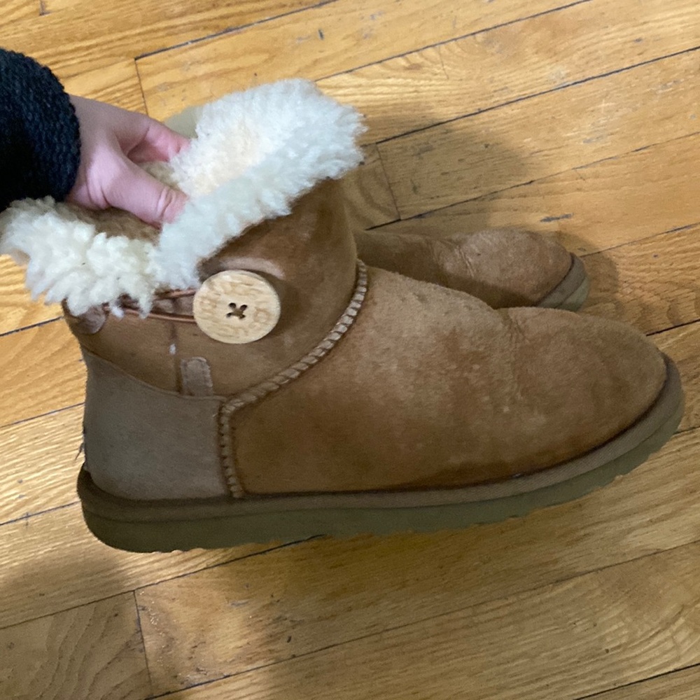 Beige uggs